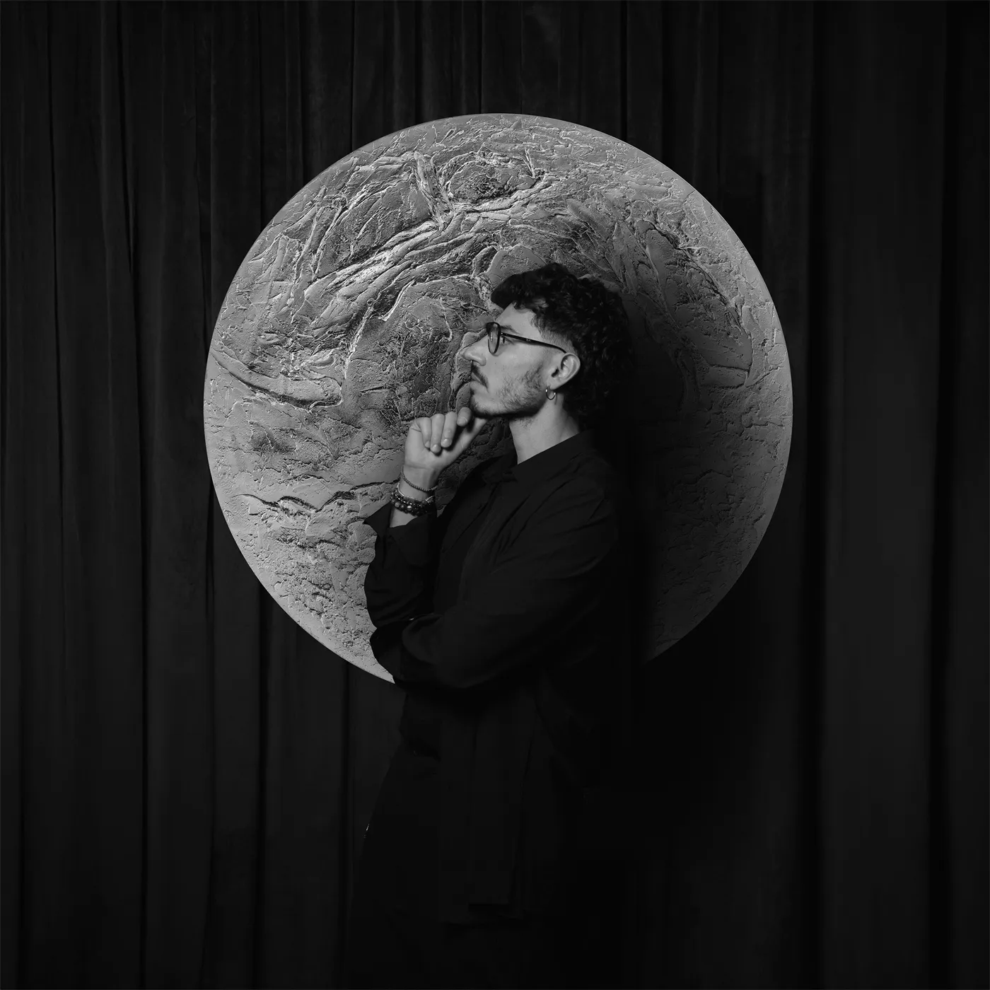 Alessandro Vinci davanti all’opera Moon